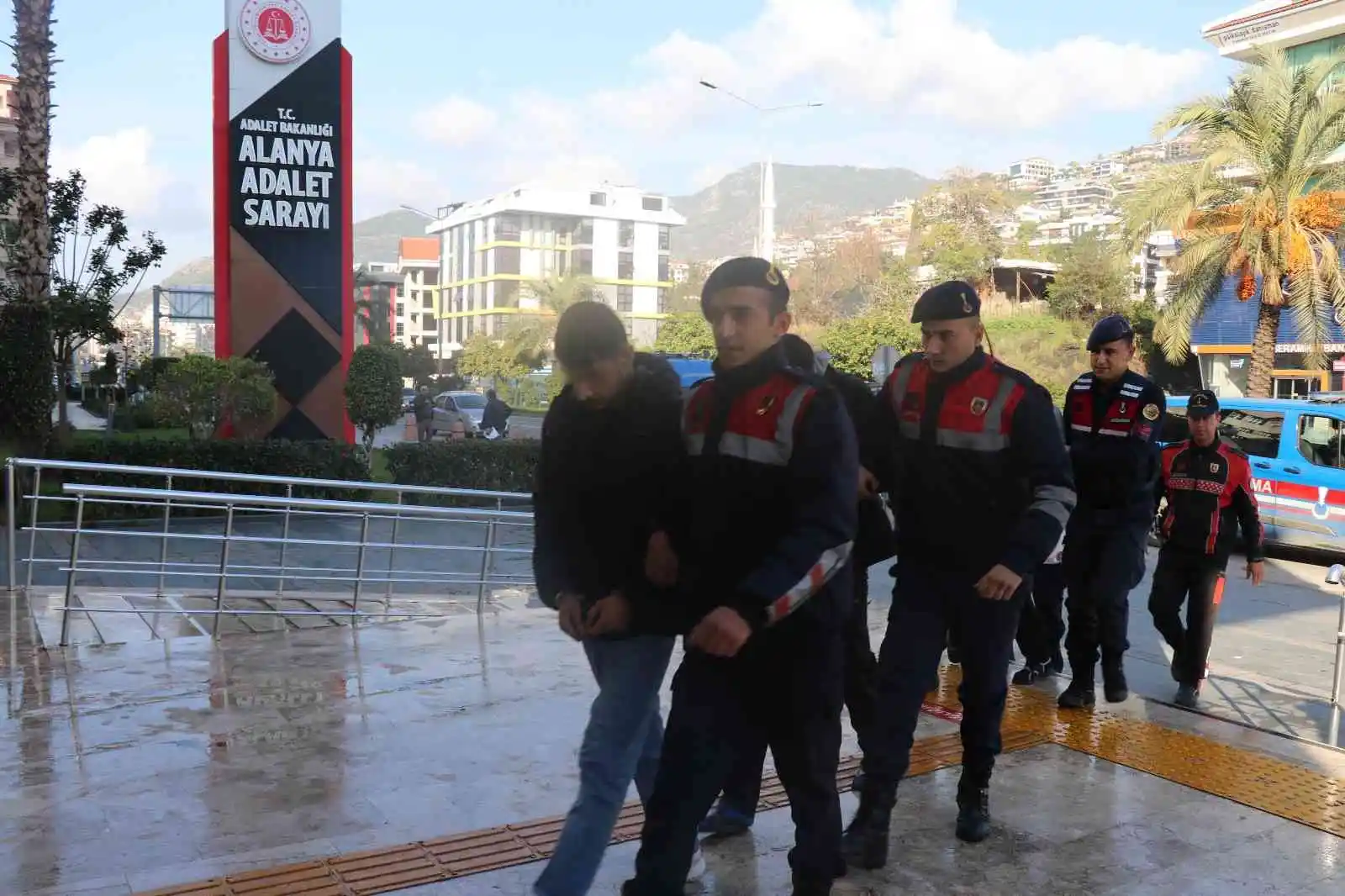 Alanya’da uyuşturucu operasyonunda 2 kişi tutuklandı