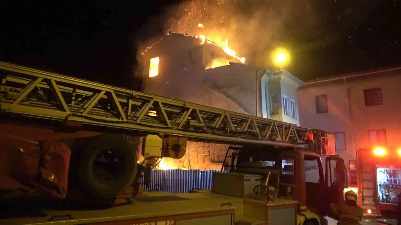 Alev alev yanan binada mahsur kalan kadını itfaiye ekipleri zamanla yarışarak böyle kurtardı
