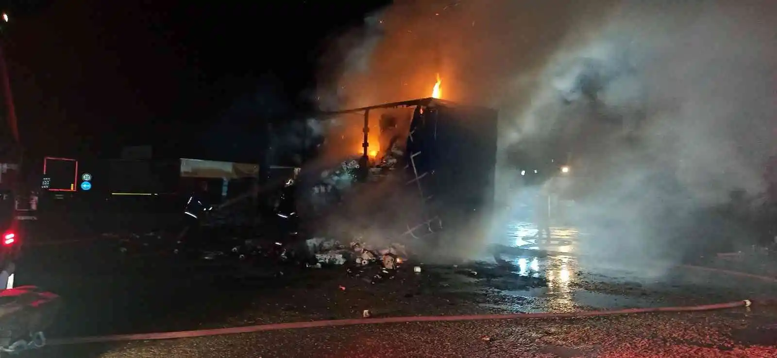 Alev topuna dönen tıra araç yıkama tabancasıyla müdahale etti
