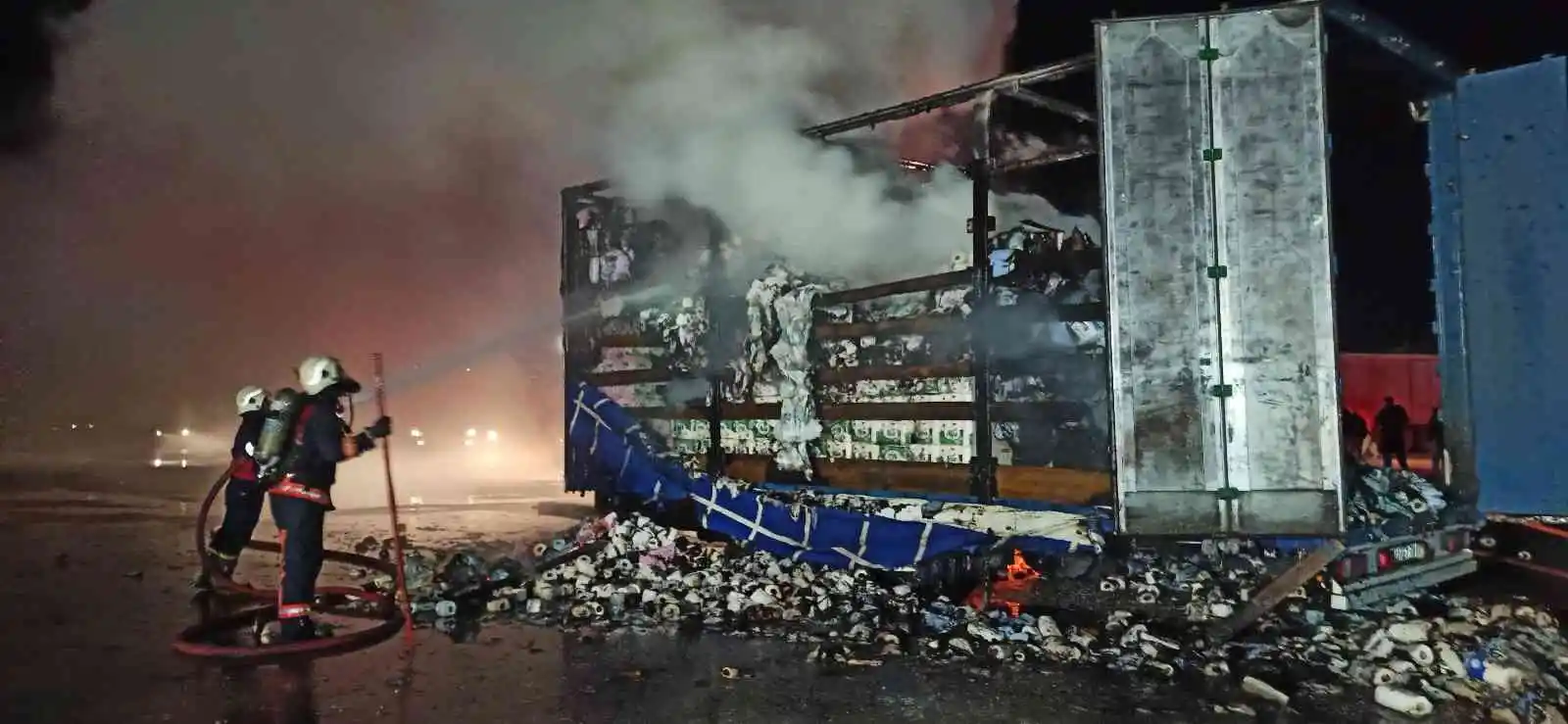 Alev topuna dönen tıra araç yıkama tabancasıyla müdahale etti
