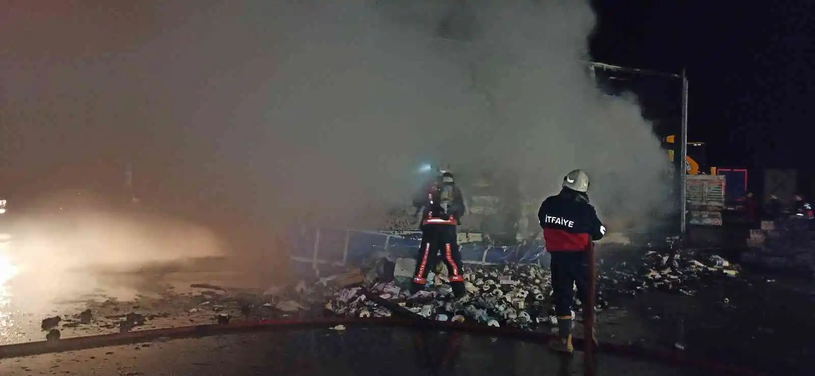 Alev topuna dönen tıra araç yıkama tabancasıyla müdahale etti
