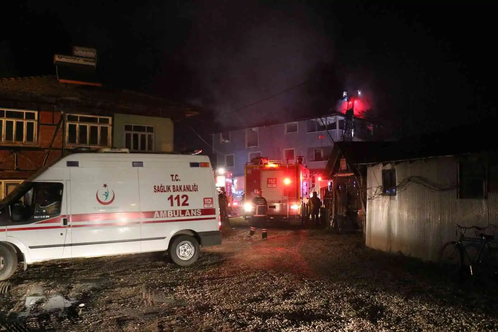 Alevlere teslim olan çatıyı söndürmeye çalışırken üzerine moloz düştü
