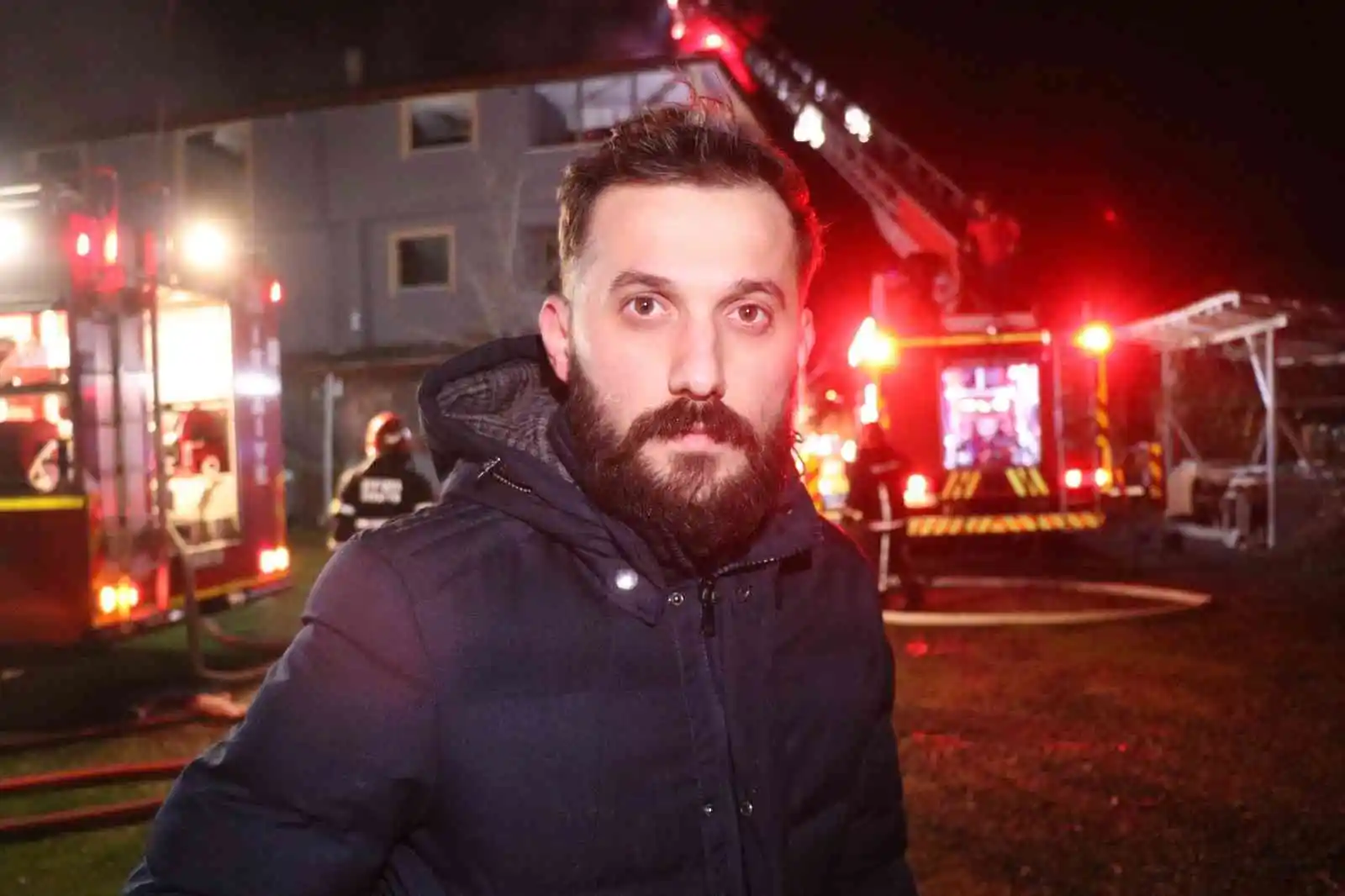 Alevlere teslim olan çatıyı söndürmeye çalışırken üzerine moloz düştü