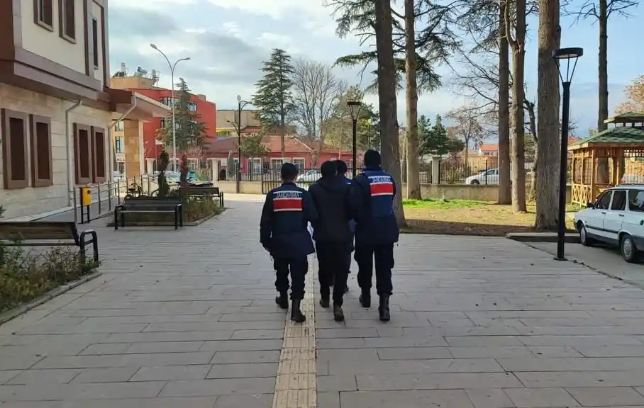 Alkollü araç kullanma suçundan aranan şahsı jandarma yakaladı