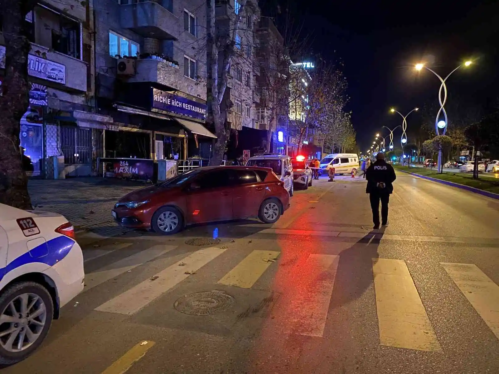 Alkollü eğlence mekanlarının önünde silahlı çatışma: 1’i ağır 4 yaralı
