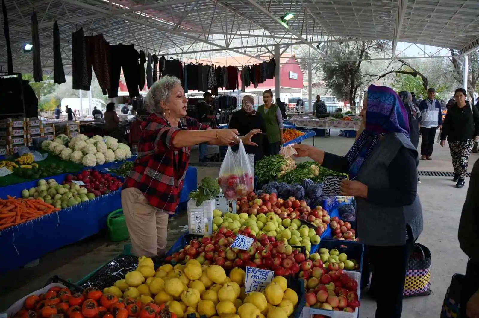 Amatör tiyatro oyuncuları pazarda hem eğitim aldı hem de satış yaptı
