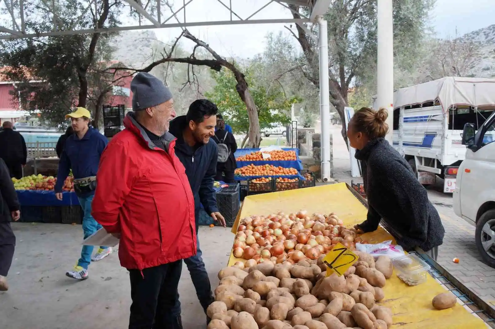 Amatör tiyatro oyuncuları pazarda hem eğitim aldı hem de satış yaptı
