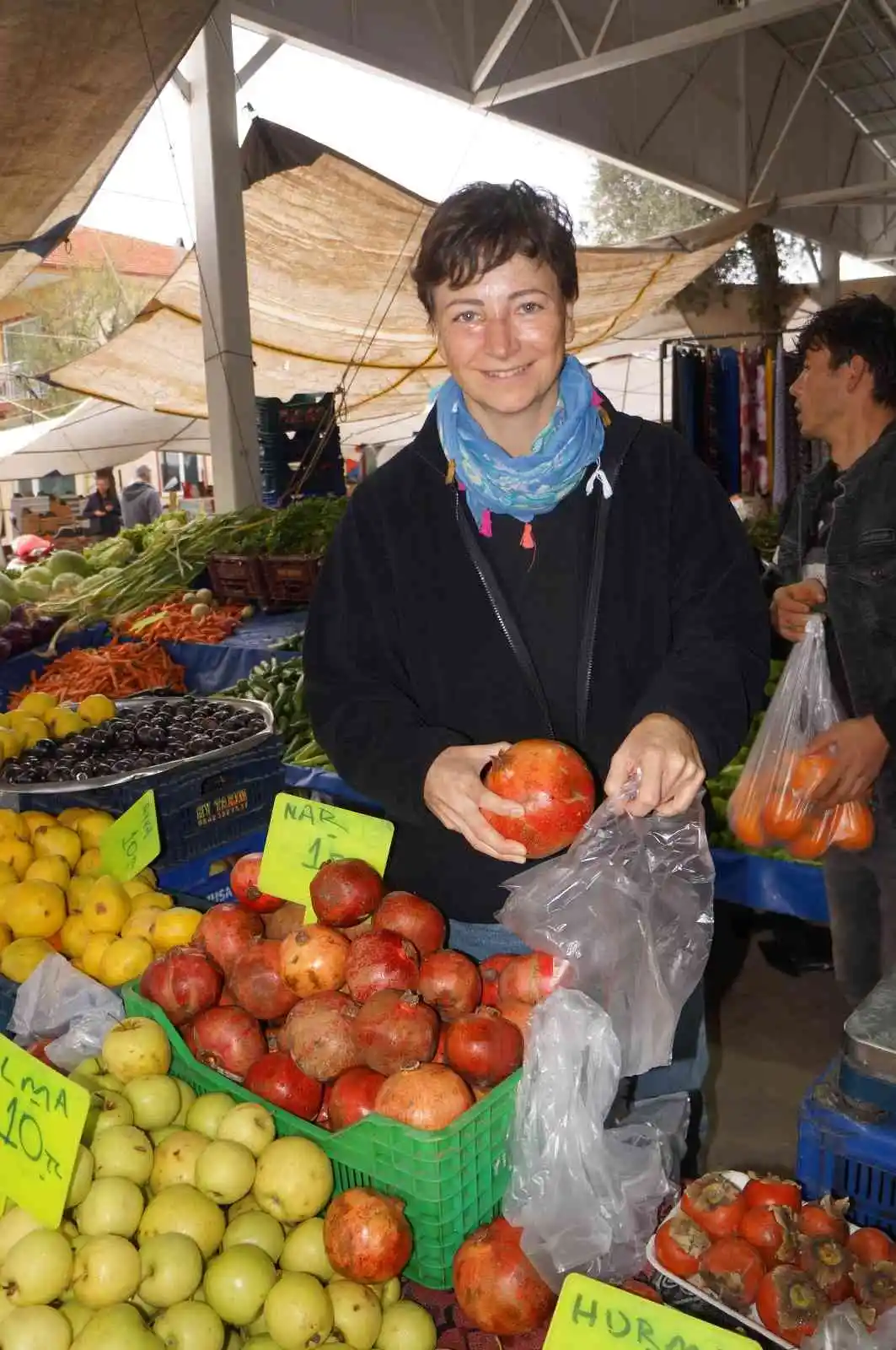 Amatör tiyatro oyuncuları pazarda hem eğitim aldı hem de satış yaptı
