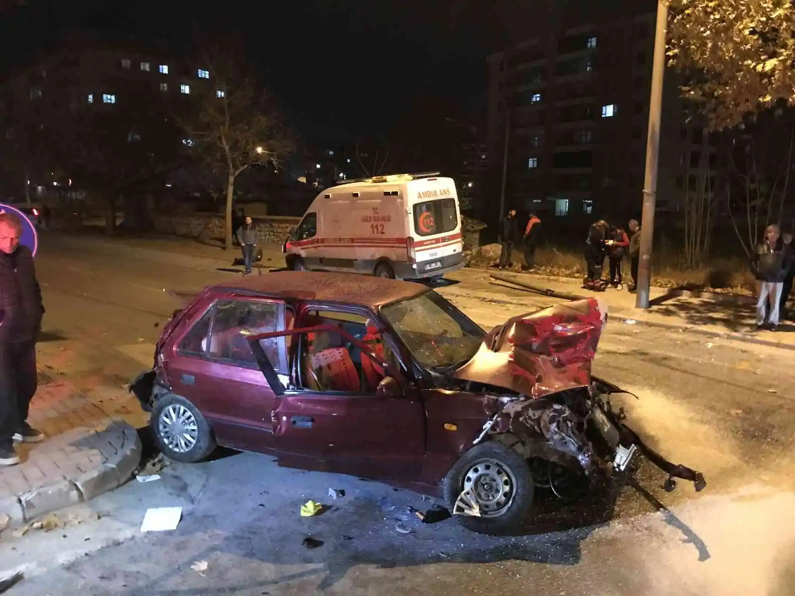 Ambulans ile otomobil çarpıştı: 1'i bebek 7 yaralı
