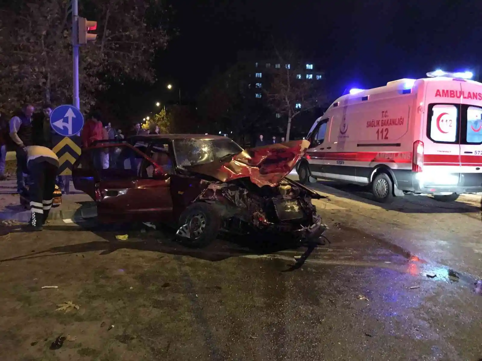 Ambulans ile otomobil çarpıştı: 1’i bebek 7 yaralı
