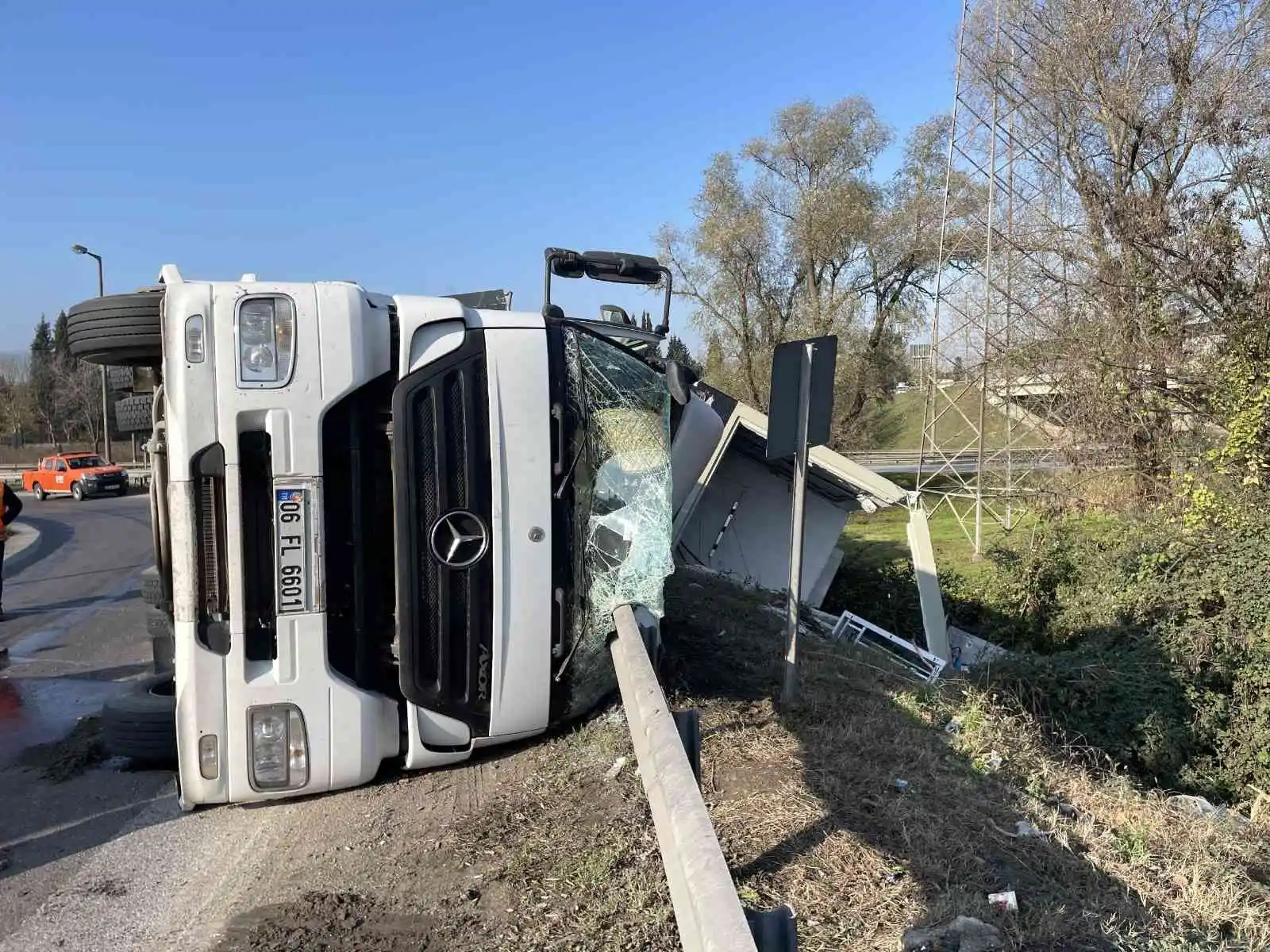 Anadolu Otoyolu girişinde tır devrildi: 1 yaralı
