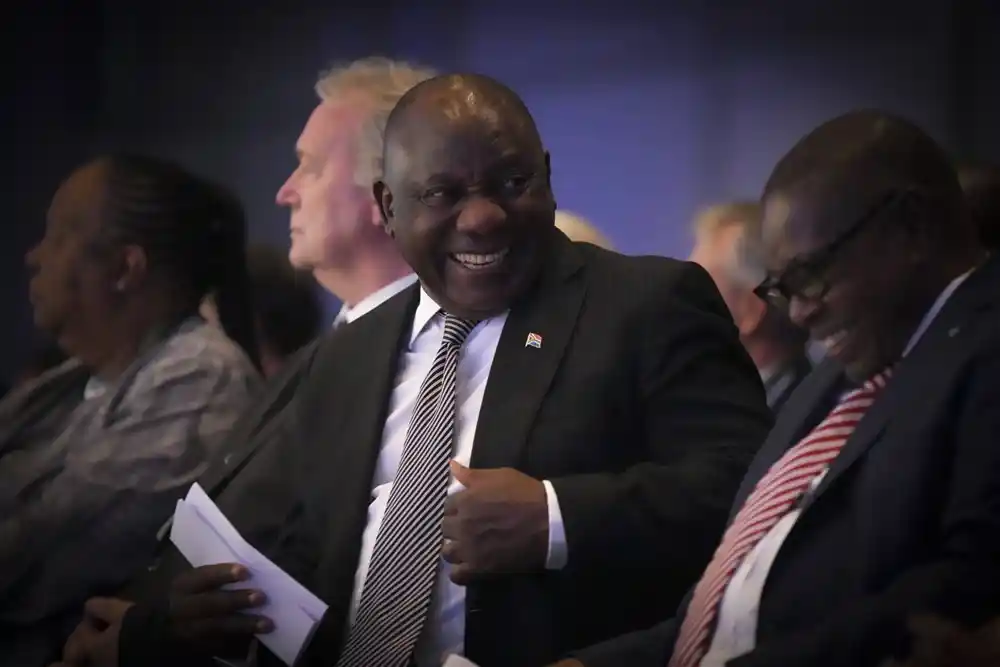 Anayasayı ihlalle suçlanan Güney Afrika Devlet Başkanı Ramaphosa, parlamentoda aklandı
