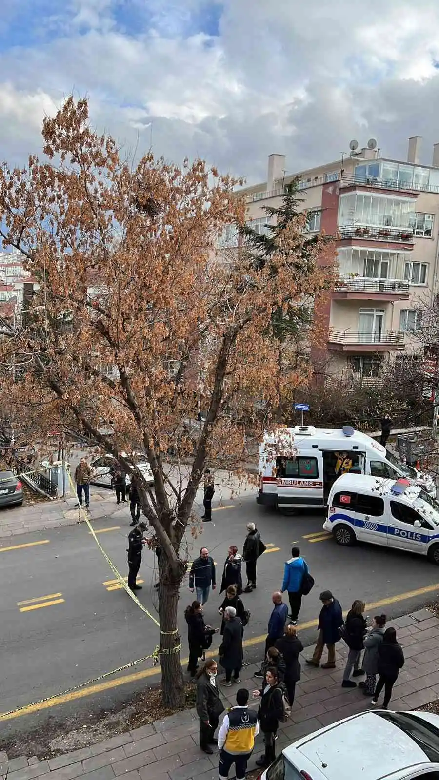 Ankara'da eski eşini ağır yaralayarak başında bekleyen şahısın yeni görüntüleri ortaya çıktı
