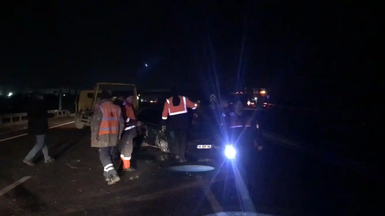 Ankara'da otomobiliyle bariyerlere çarpan sürücü yaşamını yitirdi
