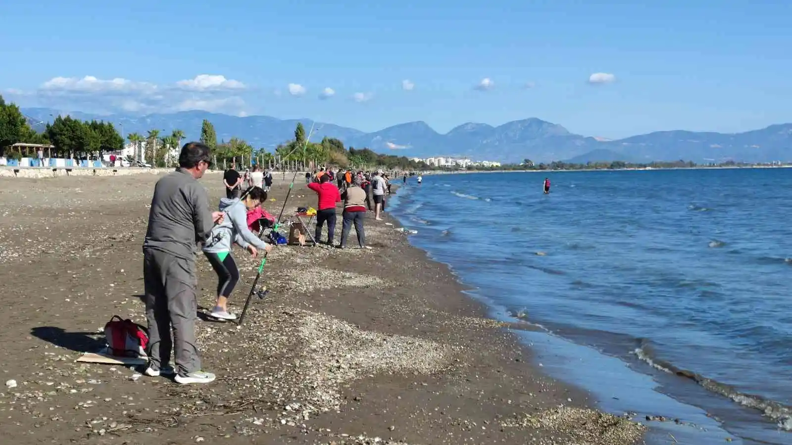 Antalya’da balık havuzunun patladığı söylentisi üzerine vatandaşlar sahile koştu
