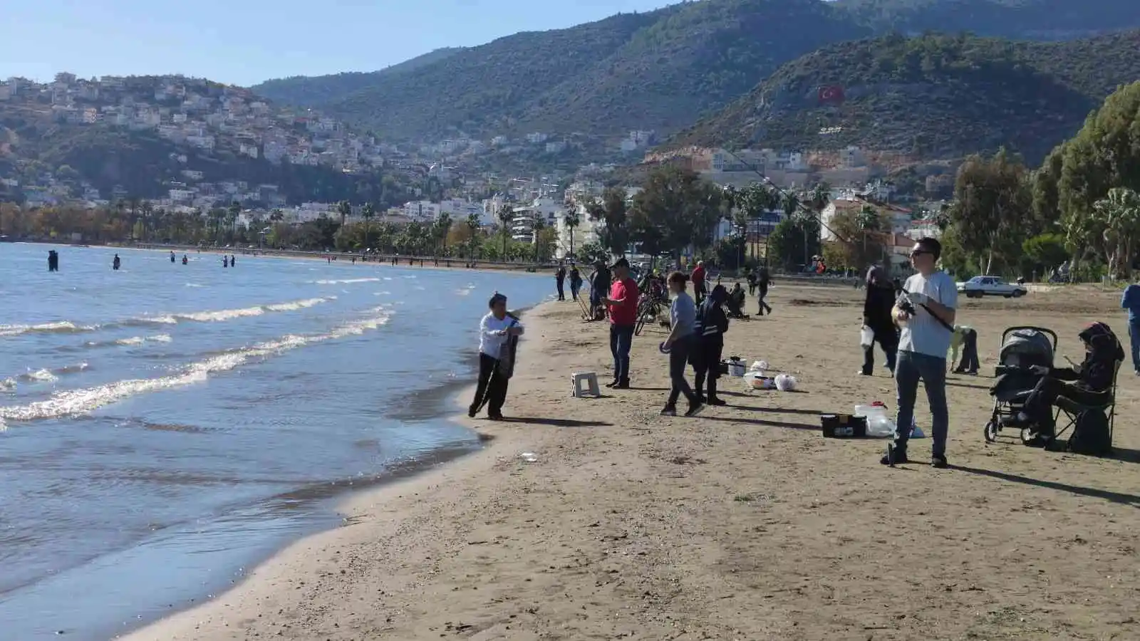 Antalya’da balık havuzunun patladığı söylentisi üzerine vatandaşlar sahile koştu
