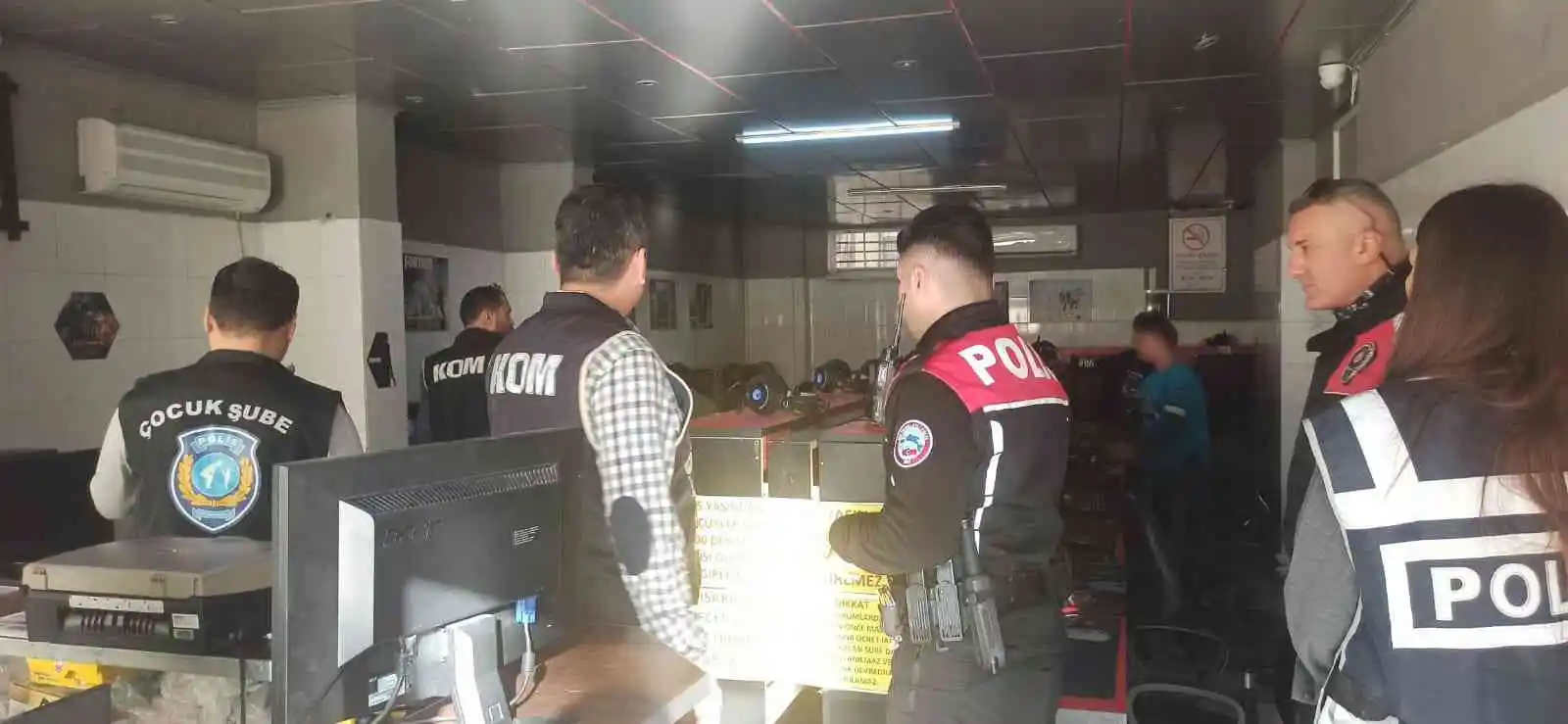 Antalya'da okul çevreleri ve servis araçları denetlendi