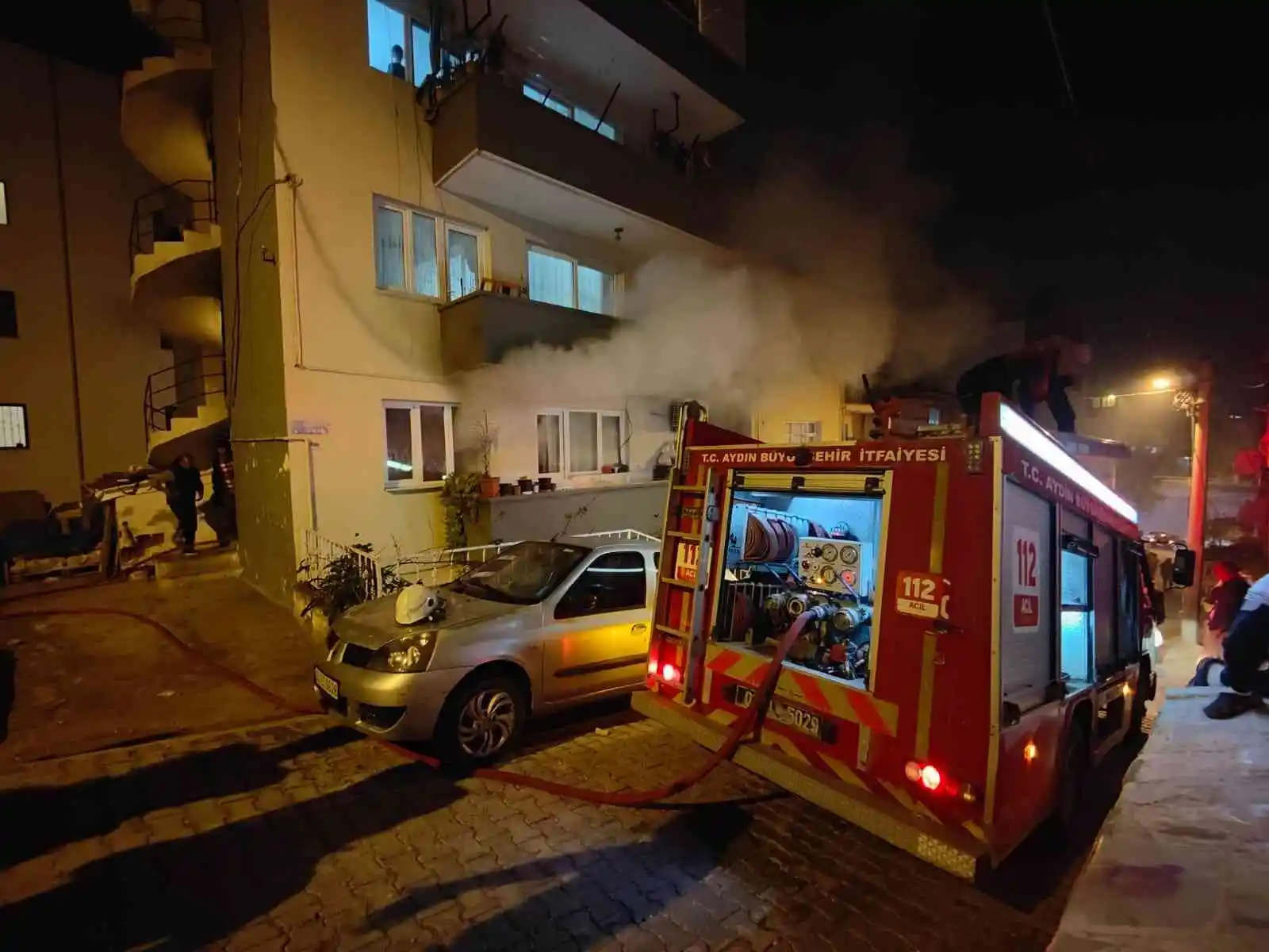 Apartmanın zemin katında çıkan yangın paniğe neden oldu
