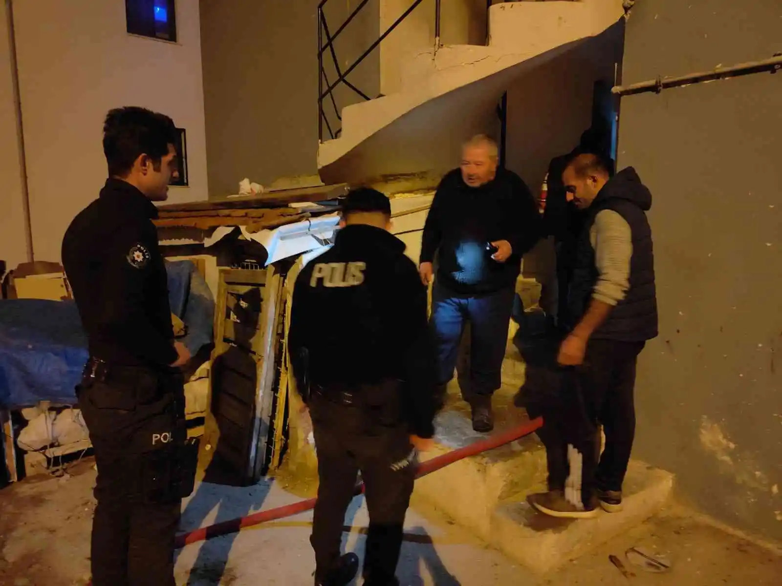 Apartmanın zemin katında çıkan yangın paniğe neden oldu
