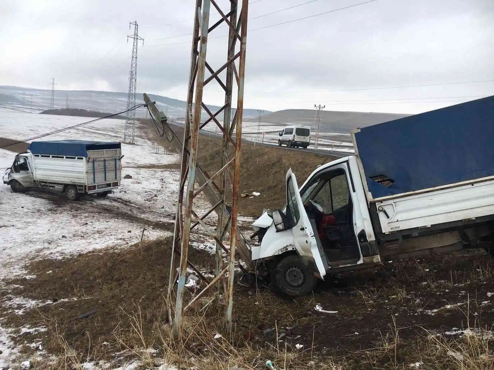 Ardahan'da 2 kamyonet çarpıştı: 4 yaralı
