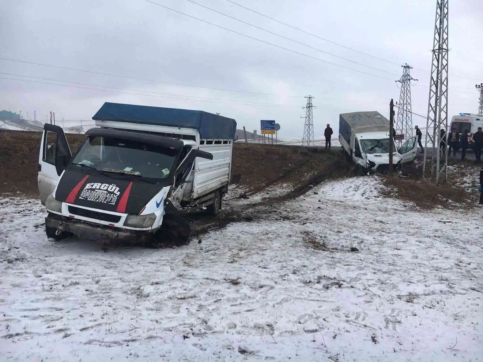 Ardahan’da 2 kamyonet çarpıştı: 4 yaralı
