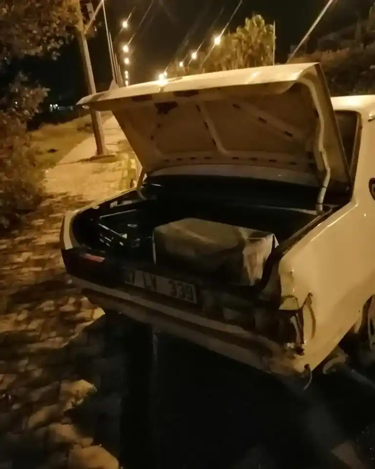 Arkadaşının aracını zorla alan alkollü ve ehliyetsiz sürücü kaza yaptı: 1 yaralı