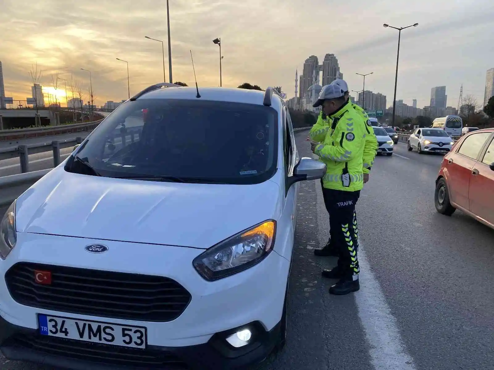 Ataşehir'de çakar denetimi: Kurallara uymayan sürücülere 3 bin 508 TL ceza