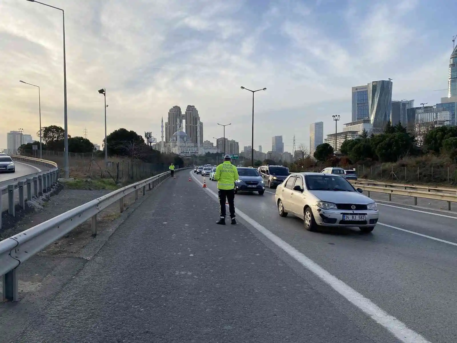 Ataşehir’de çakar denetimi: Kurallara uymayan sürücülere 3 bin 508 TL ceza
