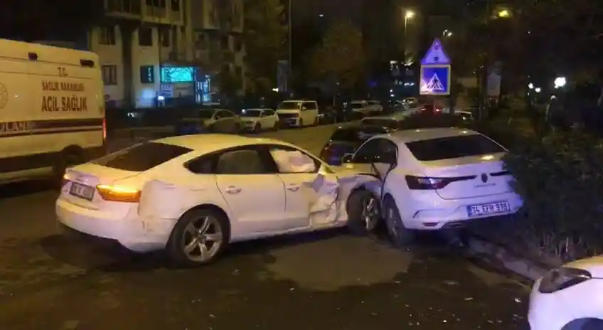 Ataşehir'de iki otomobil çarpıştı: 3 yaralı
