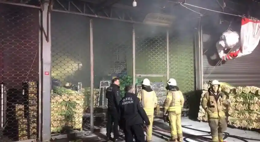 Ataşehir'de sebze ve meyve halindeki iş yerinde yangın
