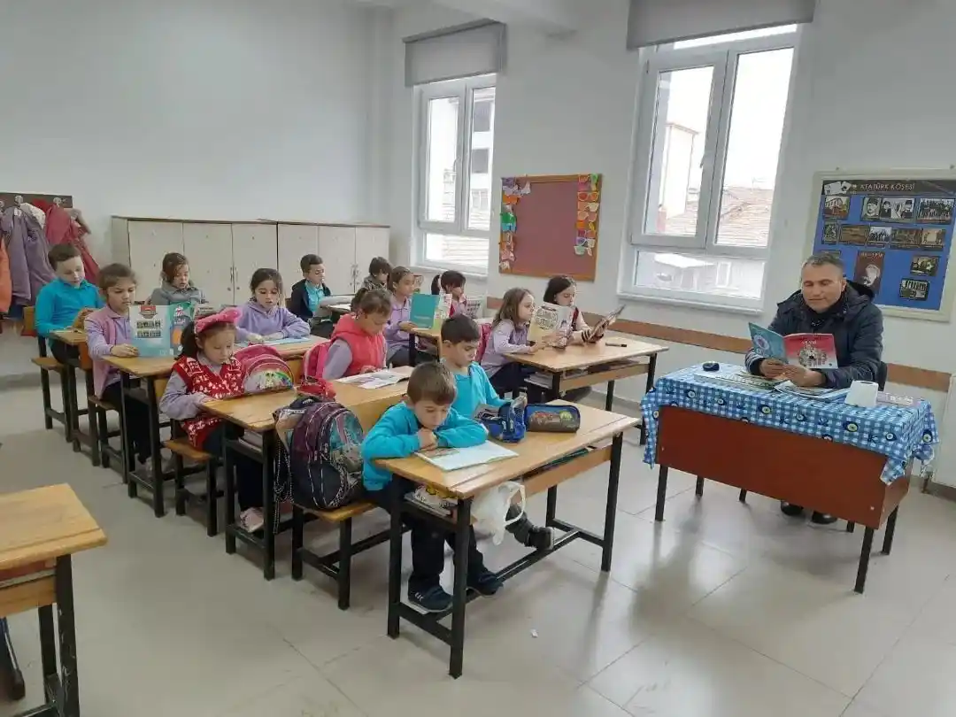 "Atatürk İlkokulu okuyor" projesine idareci, öğretmen ve personel desteği