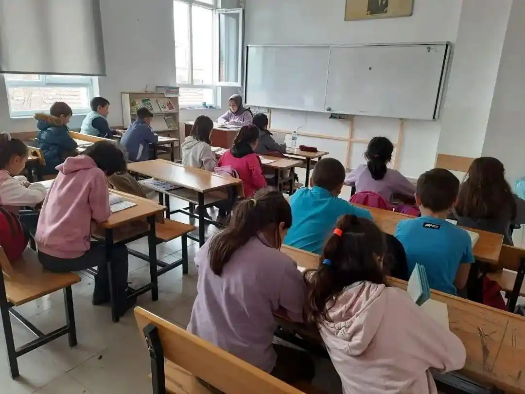 “Atatürk İlkokulu okuyor” projesine idareci, öğretmen ve personel desteği