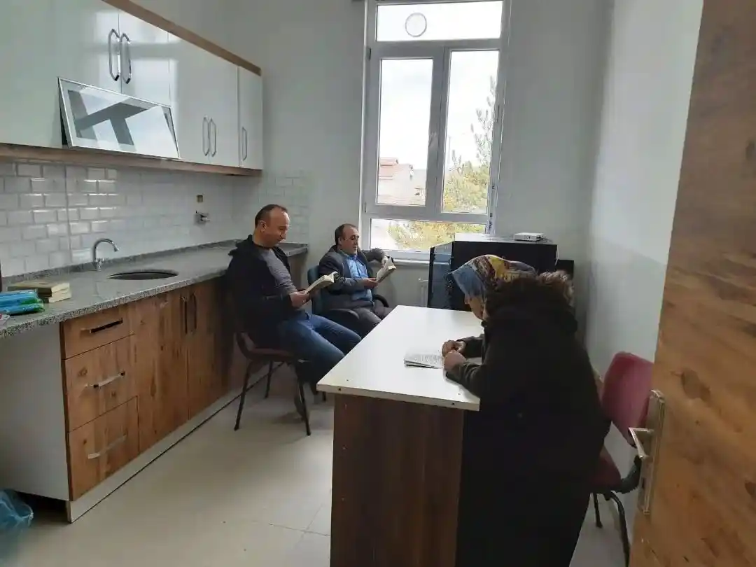 “Atatürk İlkokulu okuyor” projesine idareci, öğretmen ve personel desteği