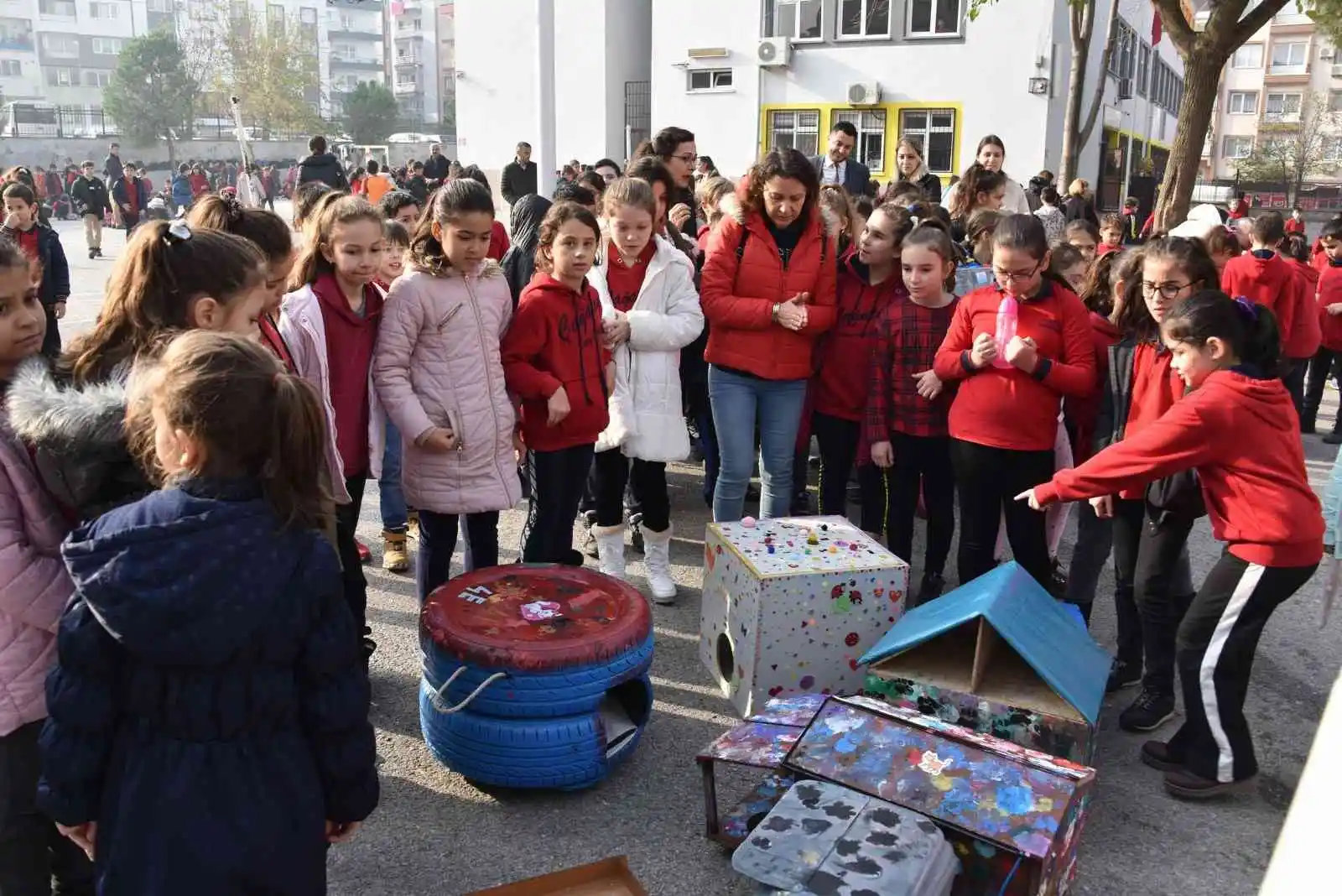 Atık malzemelerden kedi evleri yaptılar