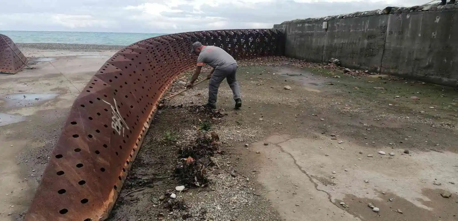 Atık tutucu sistem ile çöplerin denize ulaşması engelleniyor
