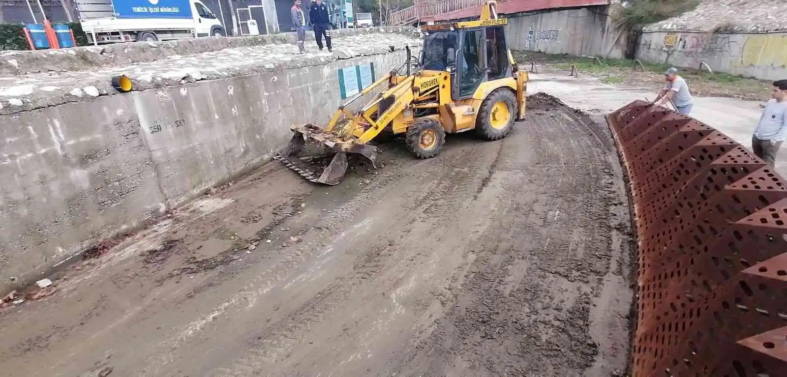 Atık tutucu sistem ile çöplerin denize ulaşması engelleniyor
