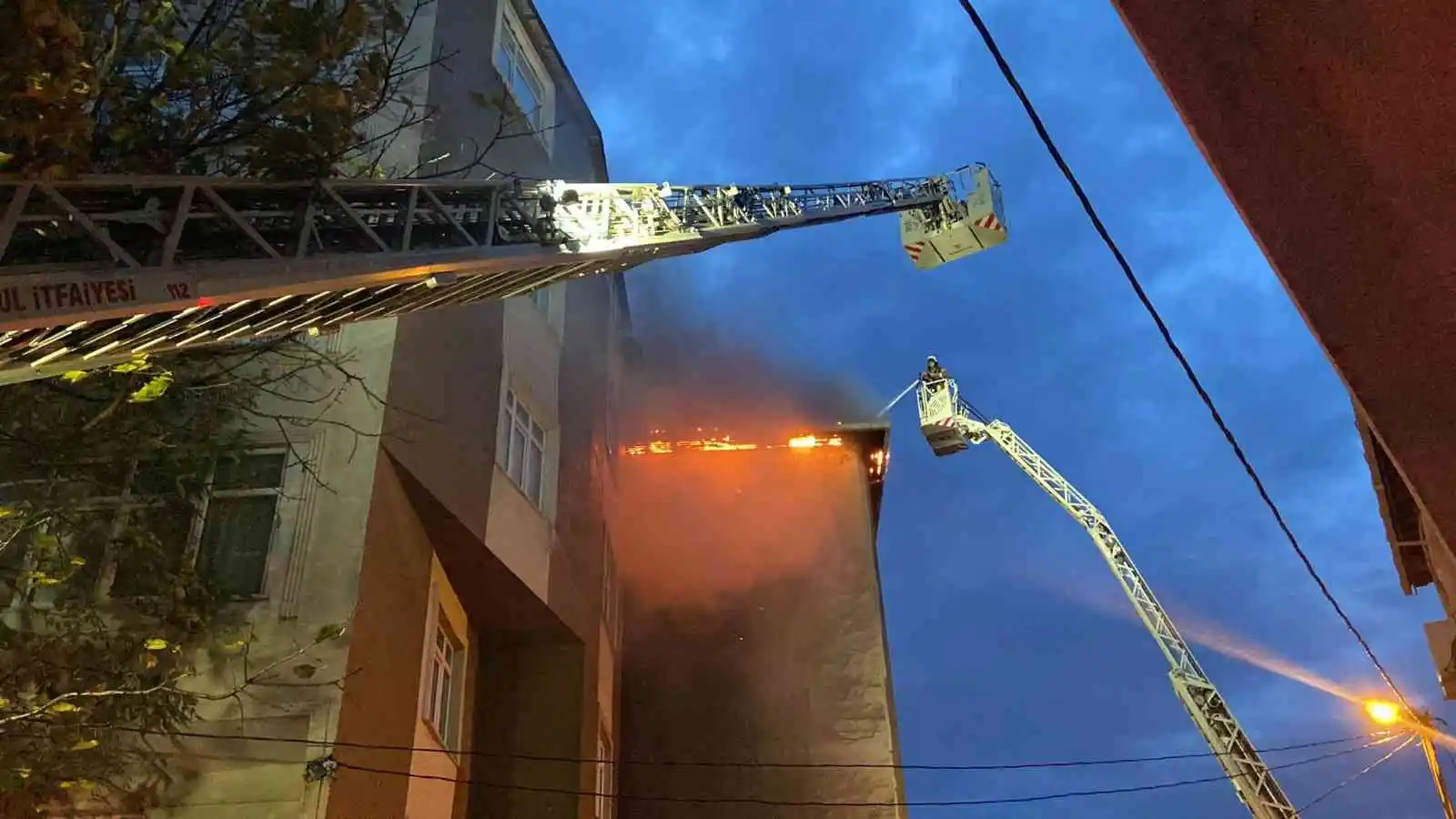 Avcılar’da korkutan yangın: Çatı katı alev alev yandı
