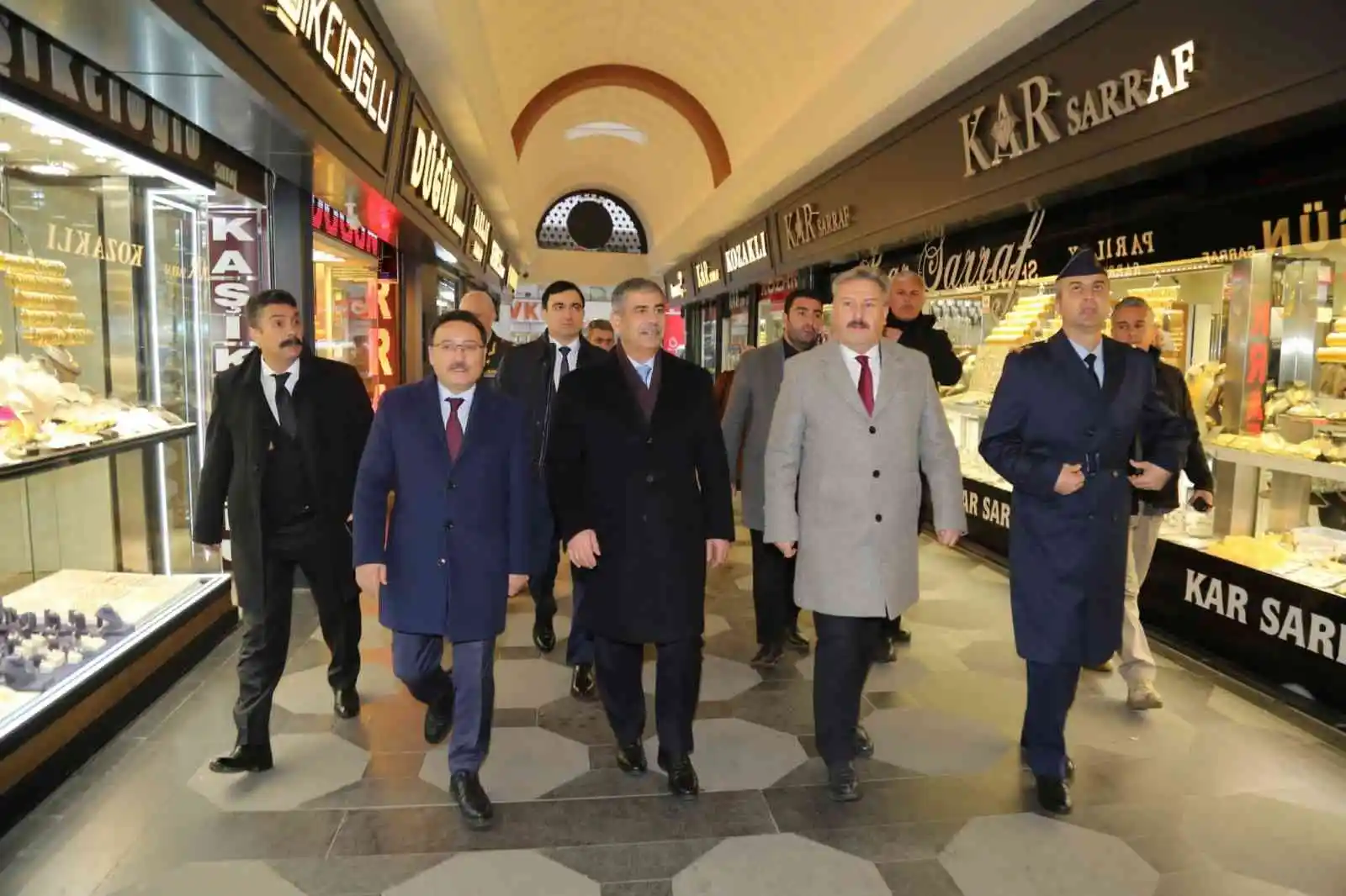 Azerbaycan Savunma Bakanı ve Vali Çiçek'ten Esnaf Ziyareti
