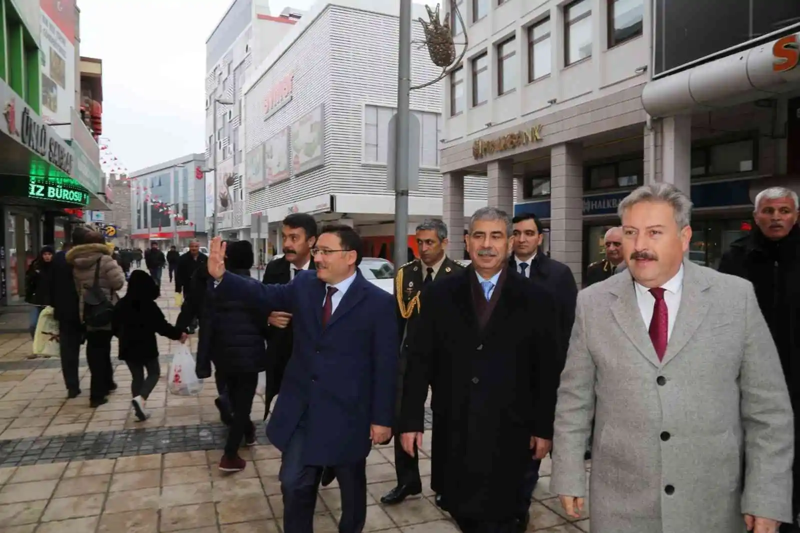 Azerbaycan Savunma Bakanı ve Vali Çiçek’ten Esnaf Ziyareti
