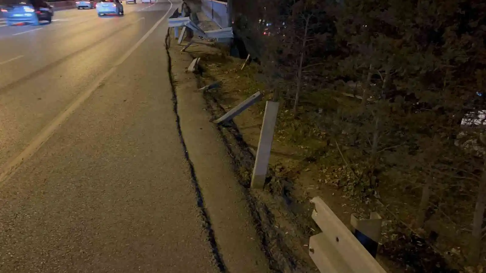 Bağcılar'da kontrolden çıkan otomobil bariyerleri aşıp yol kenarına uçtu: 2 yaralı
