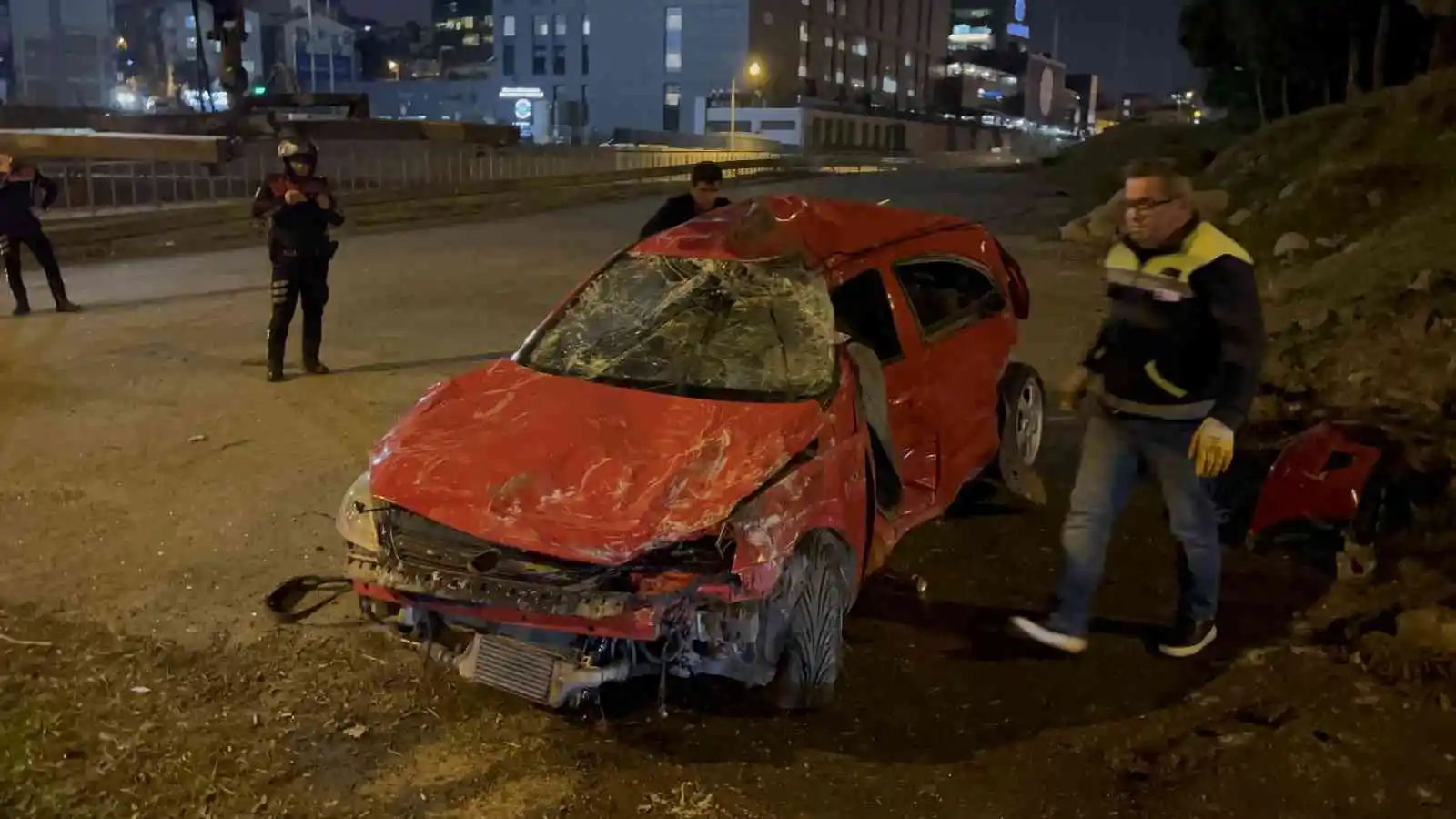 Bağcılar’da kontrolden çıkan otomobil bariyerleri aşıp yol kenarına uçtu: 2 yaralı
