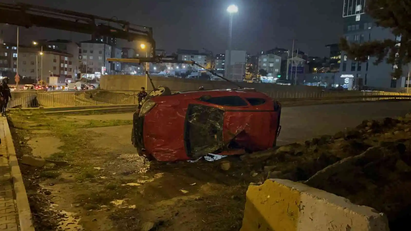 Bağcılar’da kontrolden çıkan otomobil bariyerleri aşıp yol kenarına uçtu: 2 yaralı
