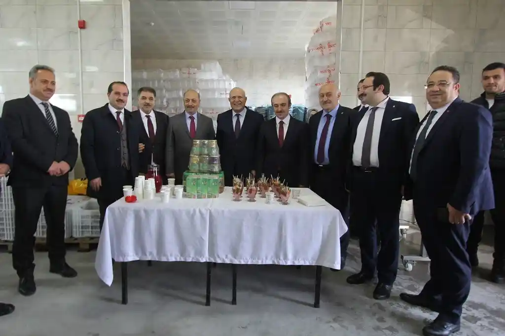 Bakan Bilgin Bayburt Belediyesi Yöresel Ürünler Ve Turşu Fabrikasını gezdi
