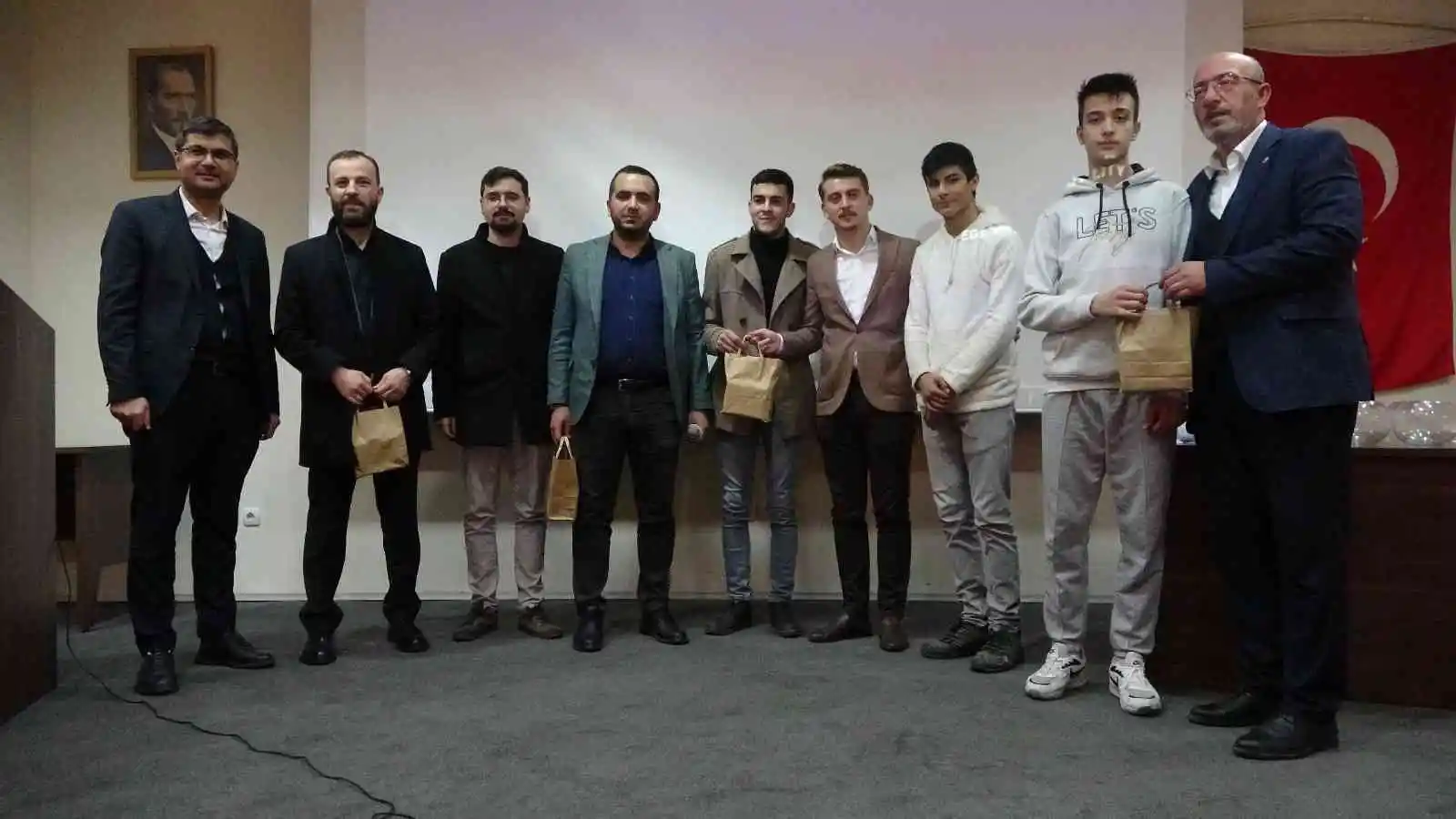 Bakan Kasapoğlu, Kütahyalı gençlerle canlı bağlantıyla bir araya geldi