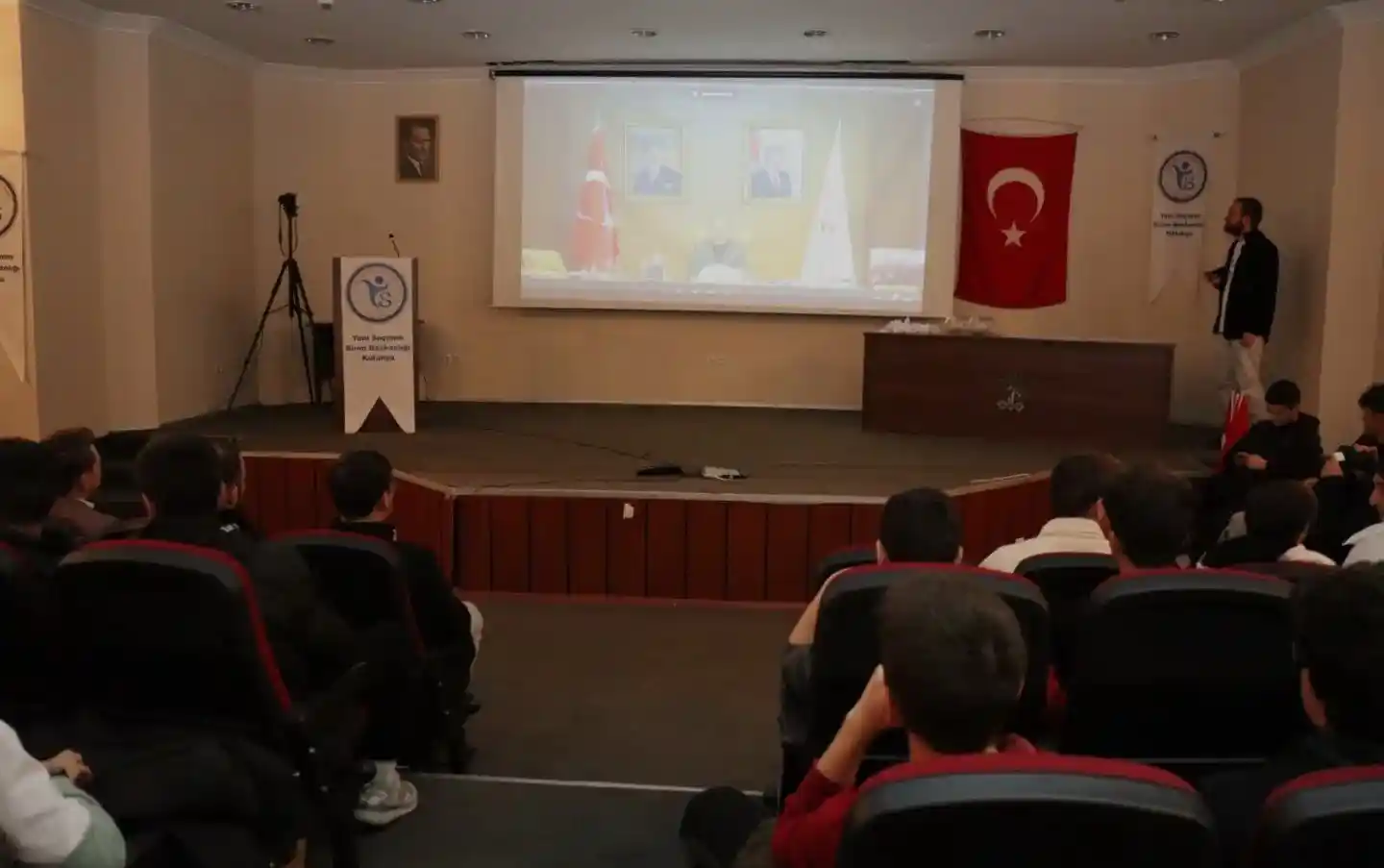 Bakan Kasapoğlu, Kütahyalı gençlerle canlı bağlantıyla bir araya geldi