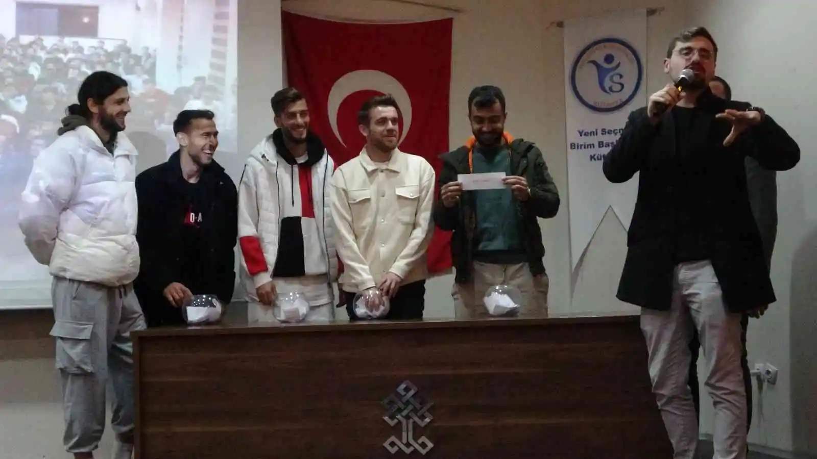 Bakan Kasapoğlu, Kütahyalı gençlerle canlı bağlantıyla bir araya geldi