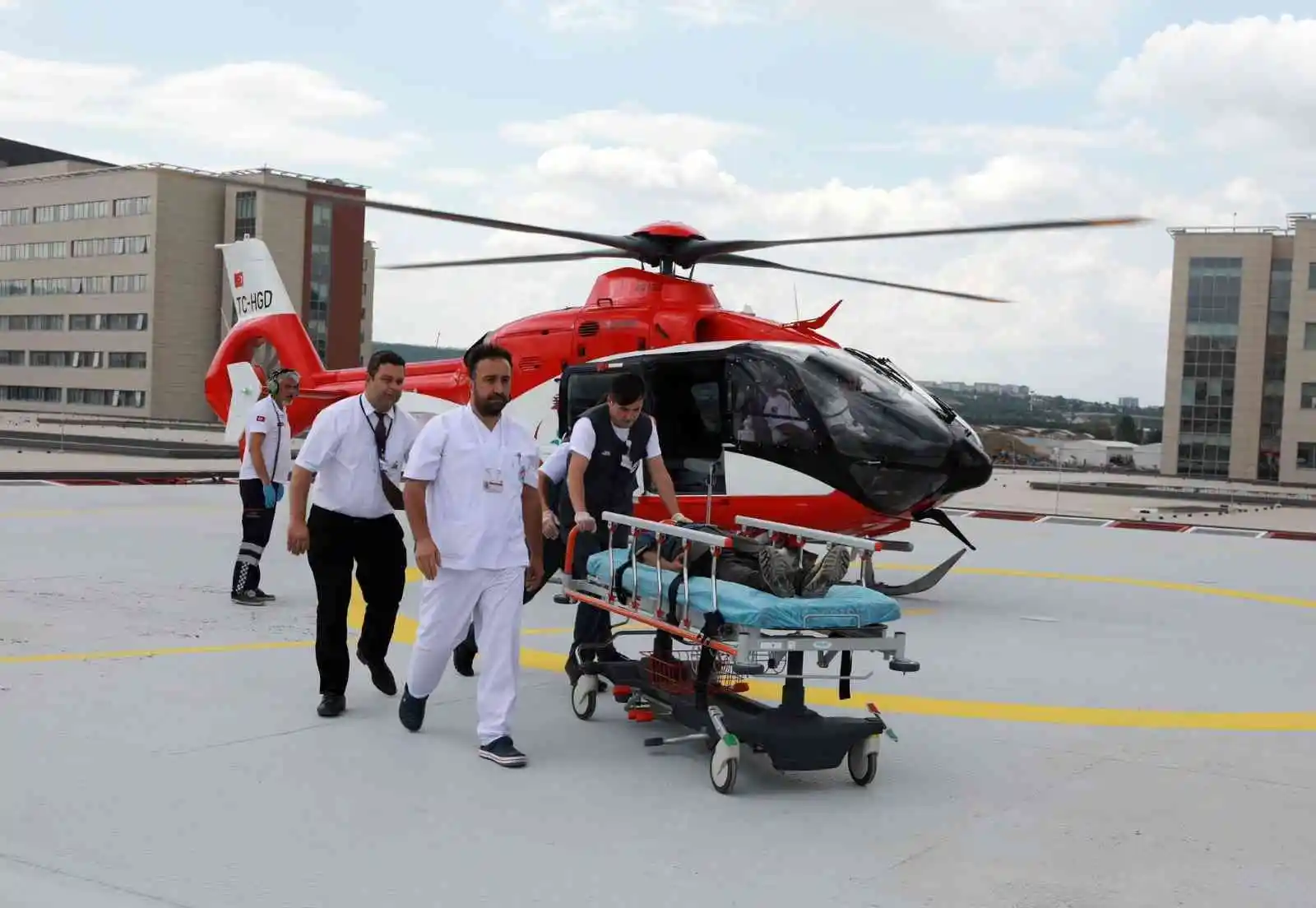 Bakan Koca: "Helikopter ambulanslarla bu yıl toplam 2 bin 330 hastamız nakledildi"