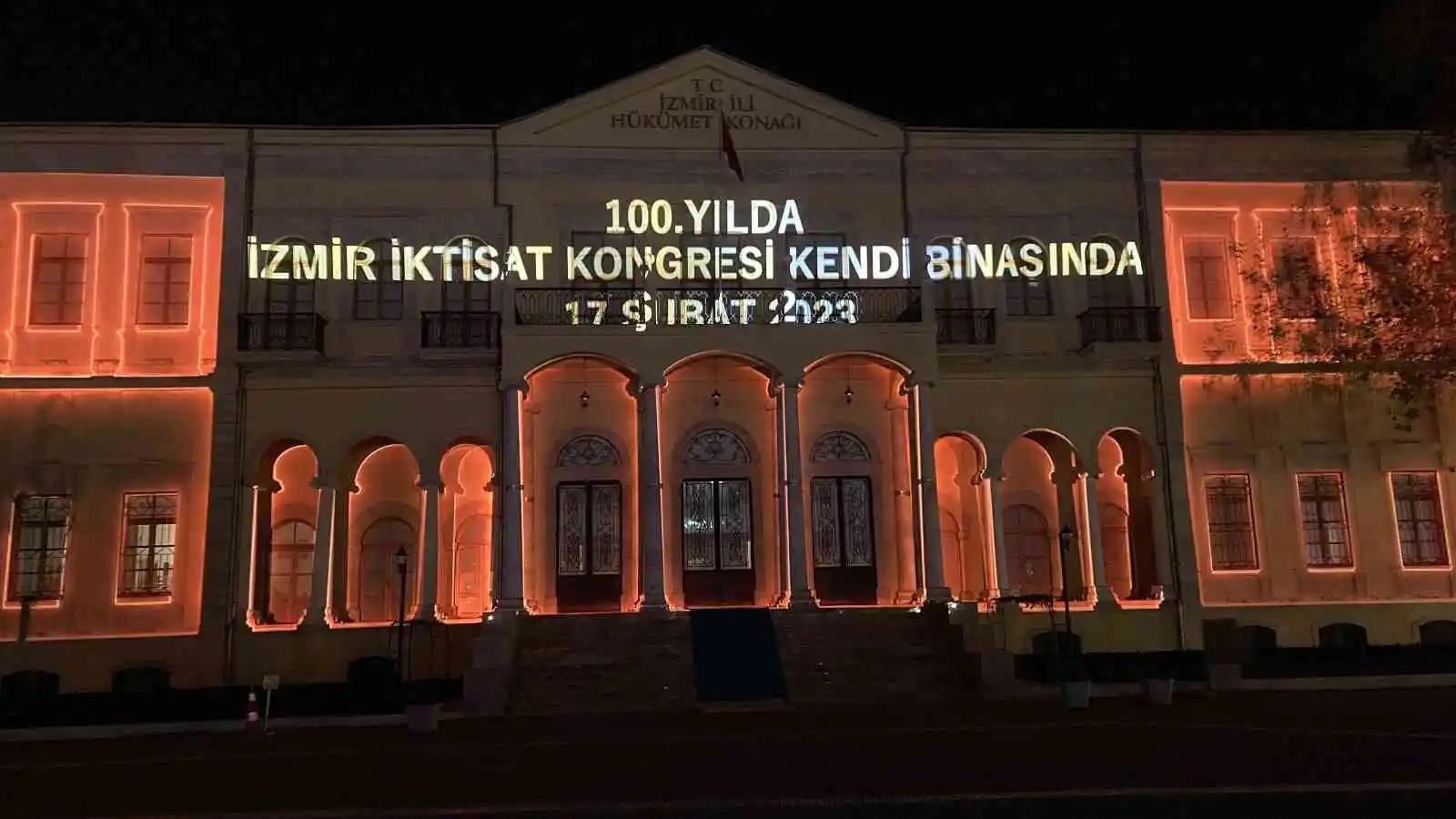 Bakan Nebati, İzmir İktisat Kongresi’nin 100. yılına özel ışık gösterisini izledi
