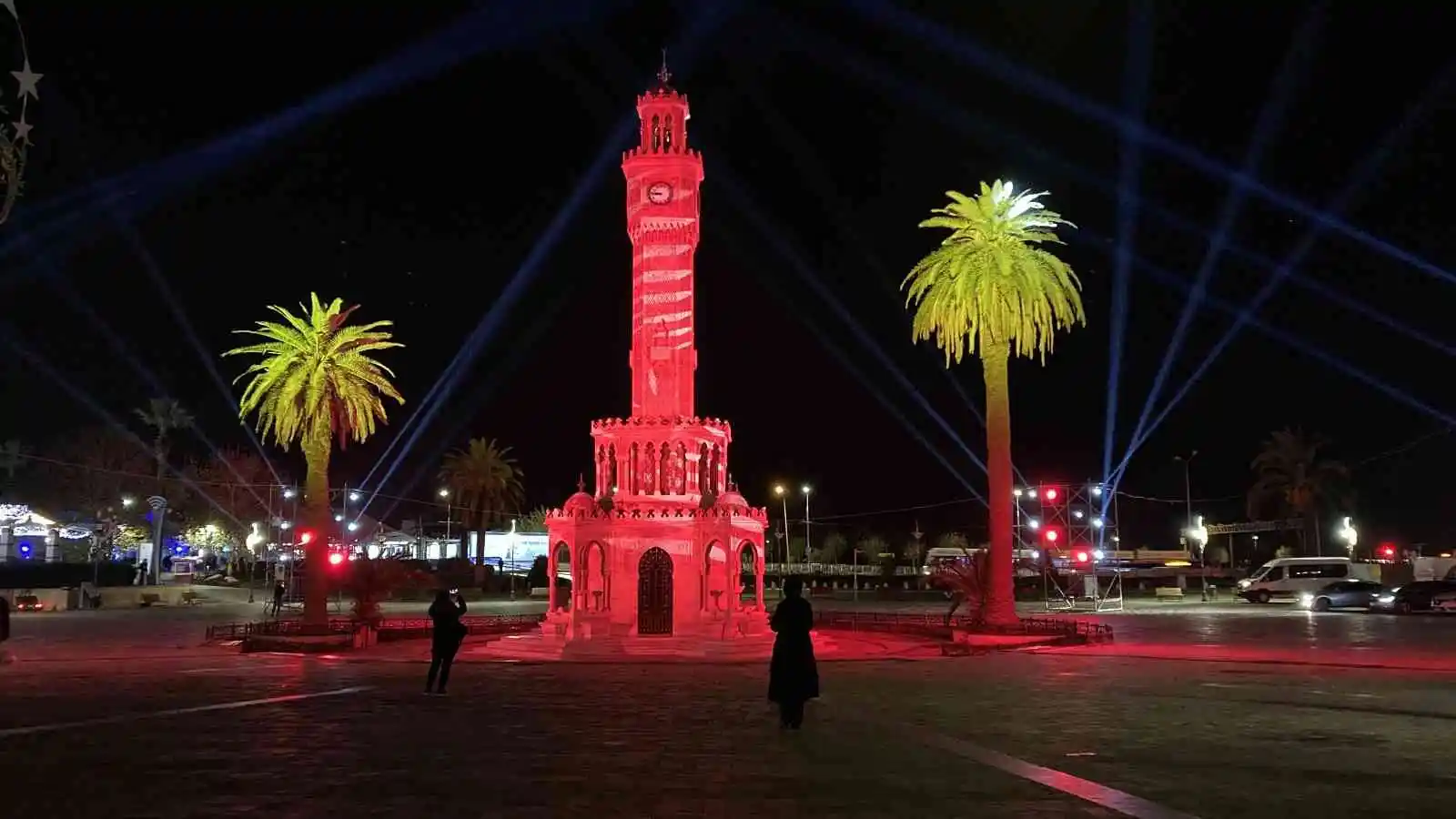 Bakan Nebati, İzmir İktisat Kongresi’nin 100. yılına özel ışık gösterisini izledi
