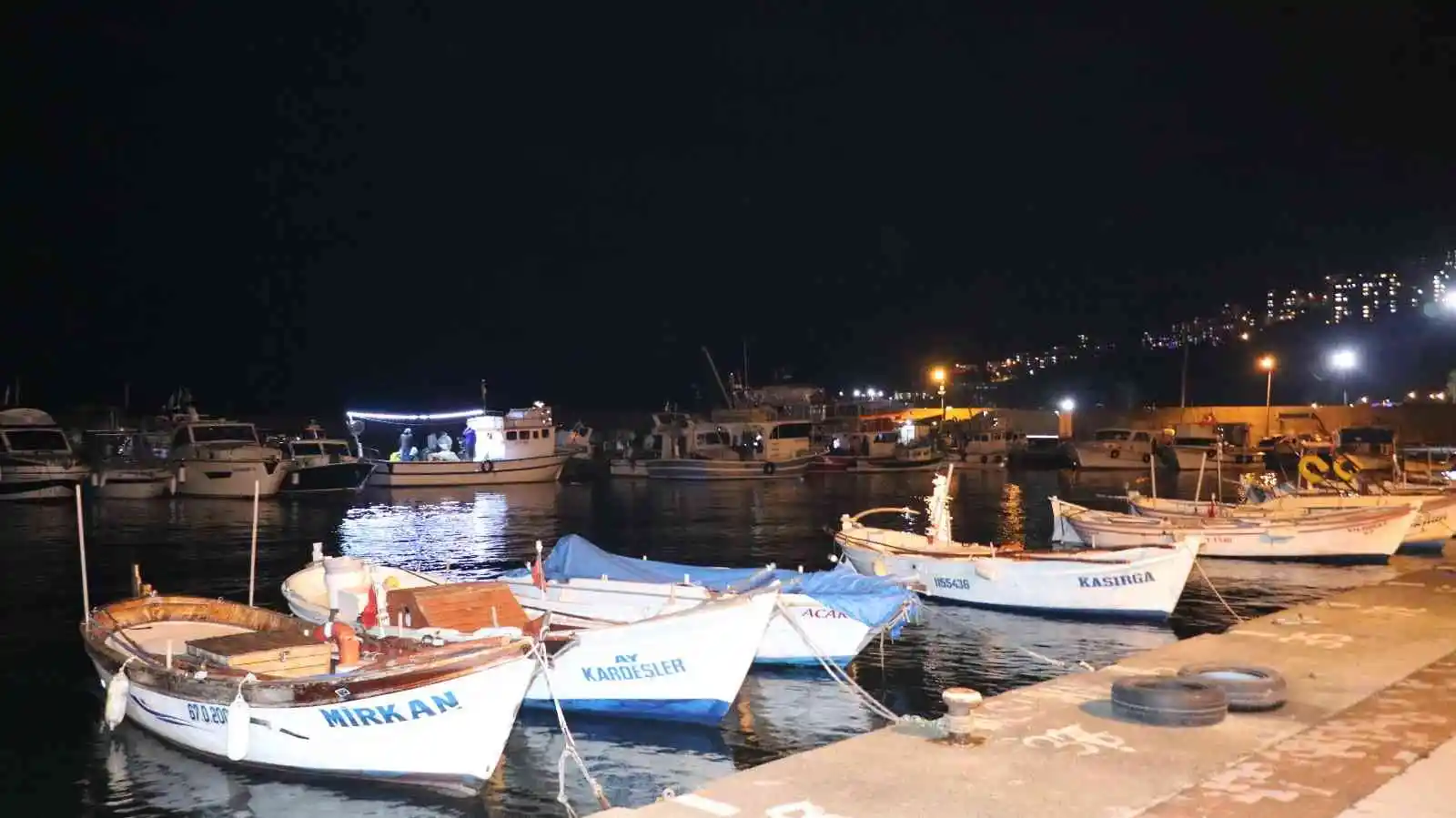 Balıkçı teknesinden düşen tayfayı arama çalışmaları sürüyor
